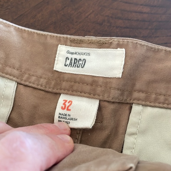 Men’s gap cargo shorts size 32-100 percent cotton ￼ - Picture 2 of 4